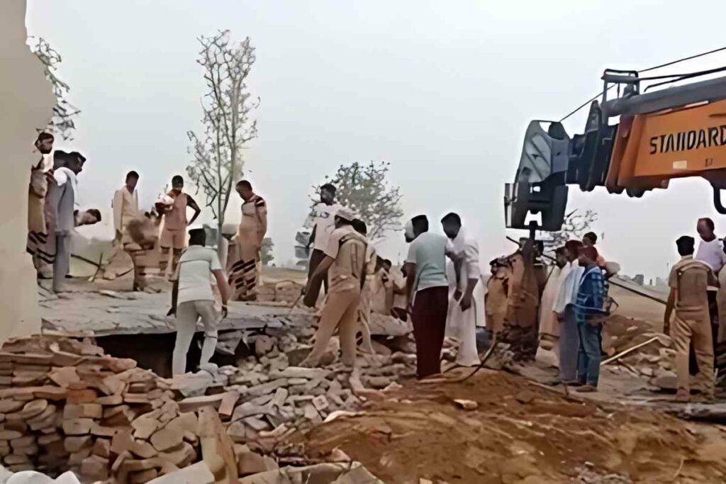 Punjab Crackers Factory News: पटाखा फैक्ट्री में धमाके के बाद भर भराकर गिरी बिल्डिंग / Image Source: ANI