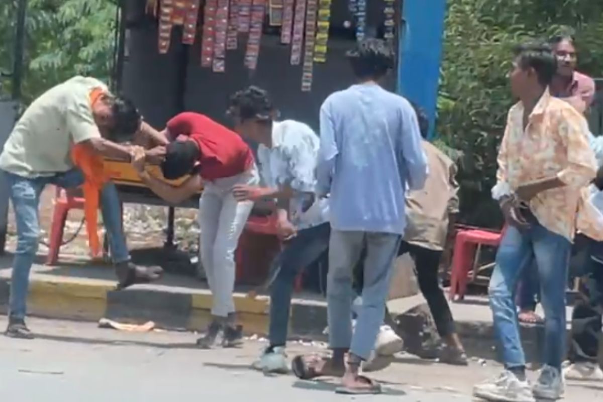 Dog Trainer Attack Video: शहर में खुलेआम गुंडागर्दी! बाइक सवार डॉग ट्रेनर पर पावड़ा-डंडों से हमला, वीडियो हुआ वायरल
