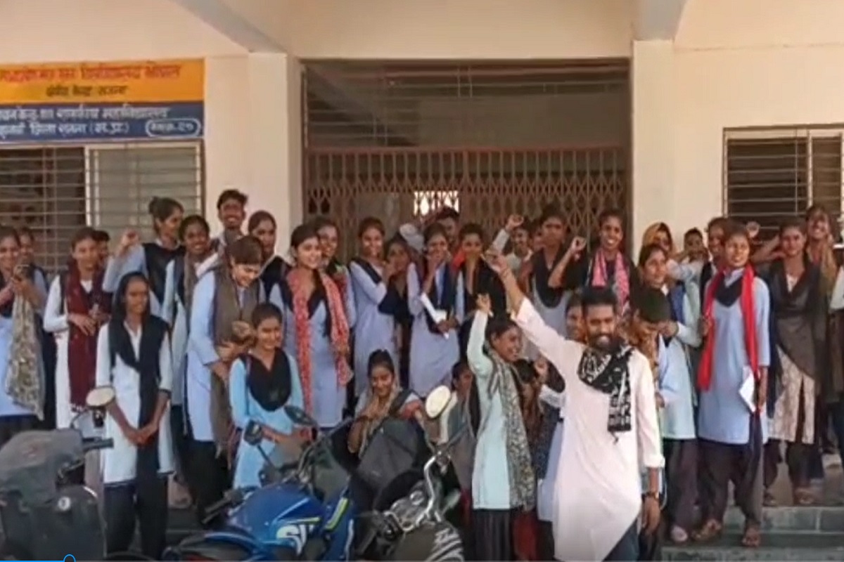 MP News: छात्रों ने अपने ही कॉलेज में जड़ दिया ताला, करने लगे जमकर नारेबाजी, इन मांगों को लेकर खोला मोर्चा