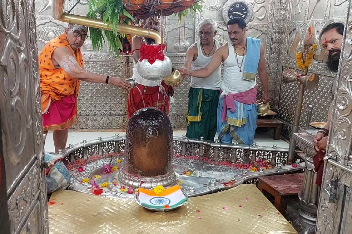 Operation Sindoor at Mahakal Temple Ujjain: ऑपरेशन सिंदूर के बाद महाकाल मंदिर में हुआ विशेष पूजन, स्वास्तिक बनाकर की गई राष्ट्र रक्षा की प्रार्थना, उठीं करोड़ों मनोकामनाएं