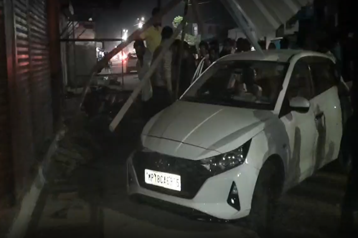 Hata Road Accident News: तेज रफ्तार कार दुकान में जा घुसी, बाल-बाल बचे लोग, CCTV में कैद हुई घटना