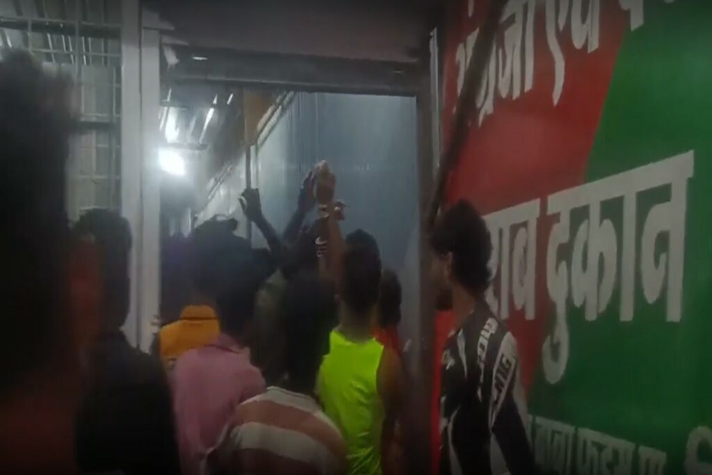 Khandwa Liquor Shop Dispute | Image Source | IBC24