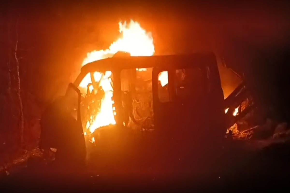 Baloda Bazar Accident News: नेशनल हाइवे पर तेज रफ्तार ट्रक से टक्कर! वेन में लगी भीषण आग, ड्राइवर की मौत, तीन ने कूदकर बचाई जान