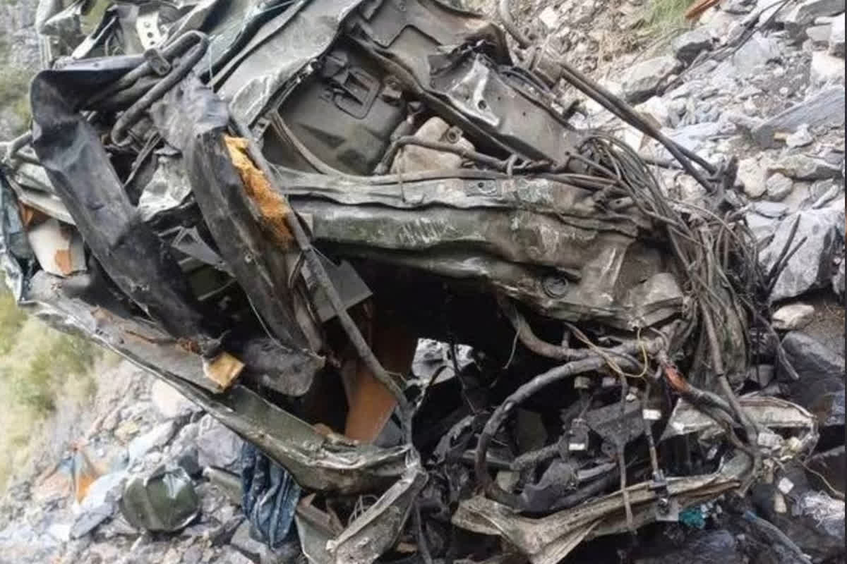 Army Vehicle Accident Today: अनियंत्रित होकर खाई में जा गिरी सेना के जवानों की गाड़ी, तीन की मौत
