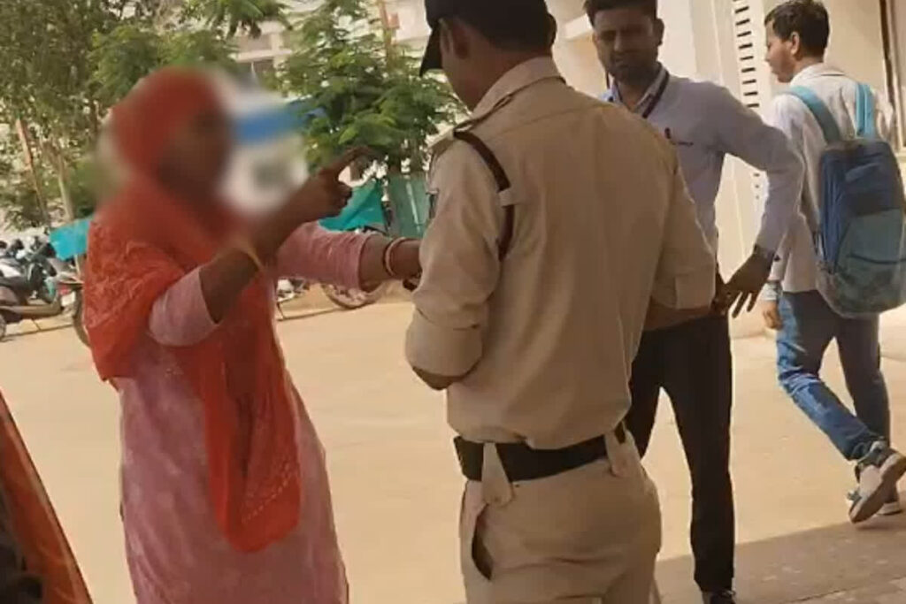Wife Beating Husband Video: पुलिसकर्मी पति को पत्नी ने पब्लिक के बीच पीटा / Image source: Screengrab