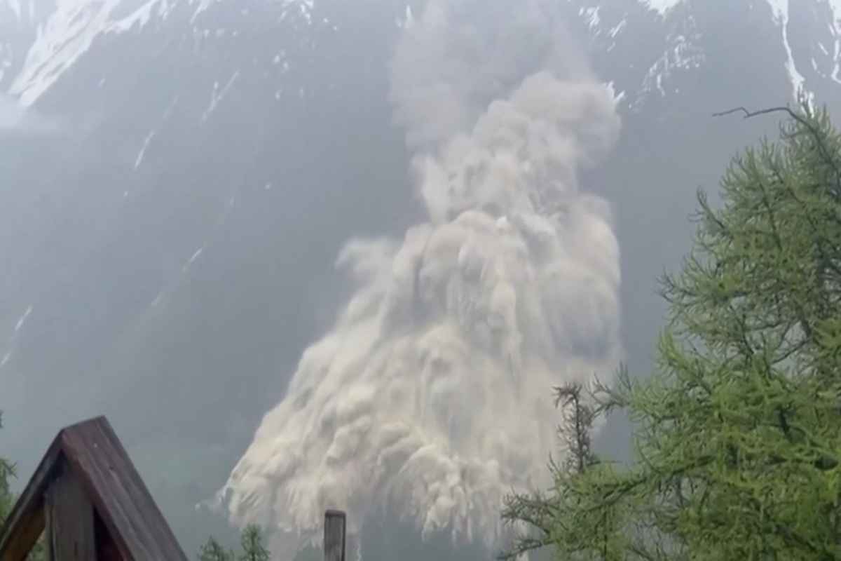 Switzerland: आल्प्स पर्वत का ग्लेशियर टूटा.. पलक झपकते ही मलबे में दफन हुआ पहाड़ों के नीचे बसा गांव, भयानक मंजर देख उड़े लोगों के होश