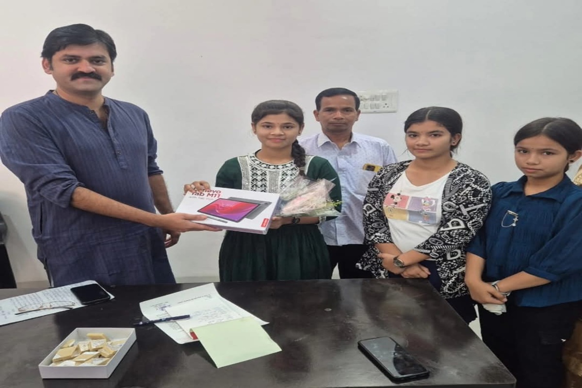 CBSE Board Topper Khushi Dewangan: जांजगीर-चांपा की बेटी खुशी देवांगन ने 12वीं बोर्ड में मारी बाज़ी, 500 में से इतने अंक किए हासिल