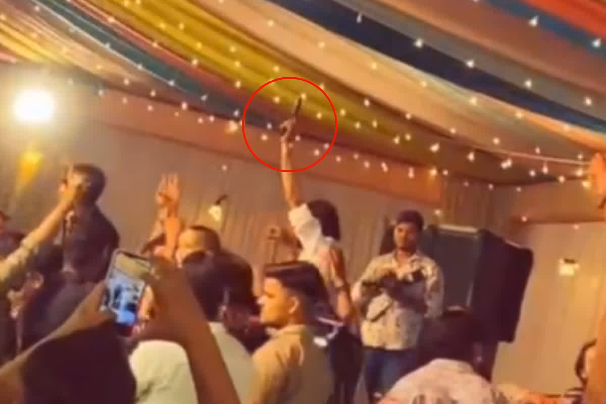 Firing in Wedding Video: शादी समारोह के दौरान बदमाश ने की फायरिंग, डांस करने के दौरान दनादन दागी गोलियां, वायरल हो रहा वीडियो