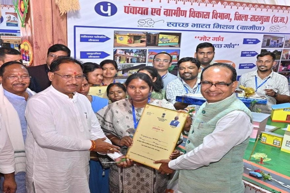 CG News: उत्कृष्ट कार्य करने वाली दीदियों का सम्मान, केन्द्रीय मंत्री शिवराज सिंह चौहान ने कहा- चार लाख महिलाओं को लखपति दीदी बनाने का लक्ष्य