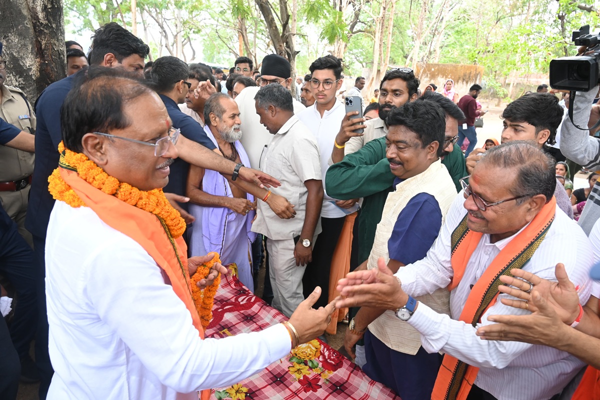 Sushasan tihar: कनकबीरा में उतरा मुख्यमंत्री साय का उड़नखटोला, ग्रामीणों से बोले- आपके बीच आकर परिवार सा महसूस कर रहा हूँ, कई विकास कार्यों की घोषणा
