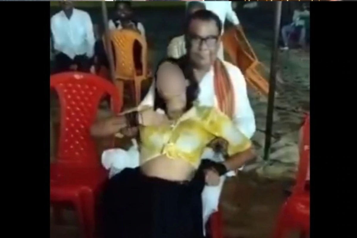 Babban Singh Raghuvanshi Video: महिला डांसर के गोद में बैठते ही अनकंट्रोल हुए भाजपा नेता, खुलेआम करने लगे Kiss, वायरल हो रहा वीडियो