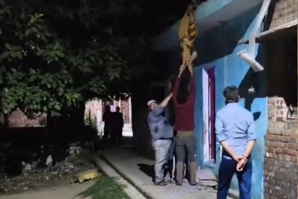 Bareilly Husband Wife Video Viral: पहले पत्नी को छत पर उल्टा लटकाया / Image Source: Screengrab