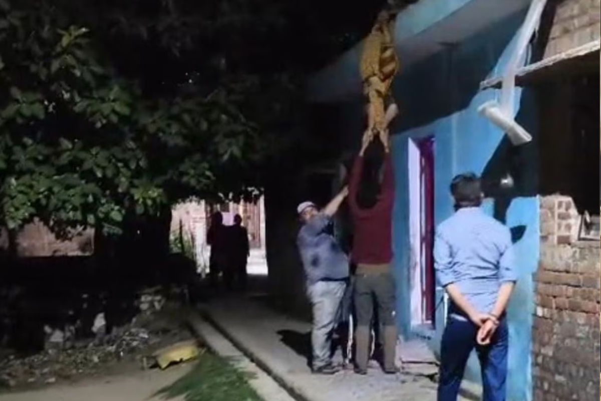 Bareilly Husband Wife Video Viral: पहले पत्नी को छत पर उल्टा लटकाया, फिर पीटने लगा बेरहमी से, वीडियो देखकर दहल जाएगा दिल