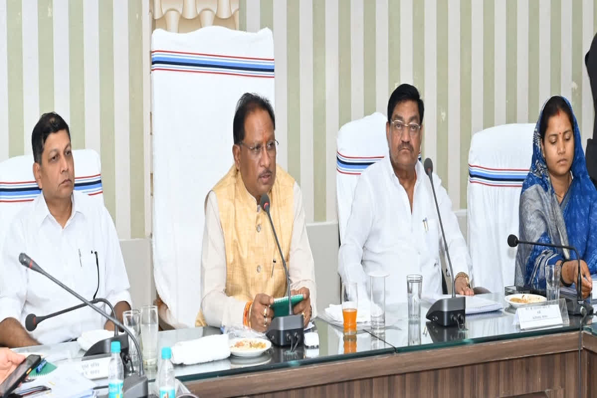 CM Vishnudeo Sai News: जनहित के कामों में बर्दाश्त नहीं होगी लापरवाही, सीएम विष्णुदेव साय ने अधिकारियों जो दिए निर्देश