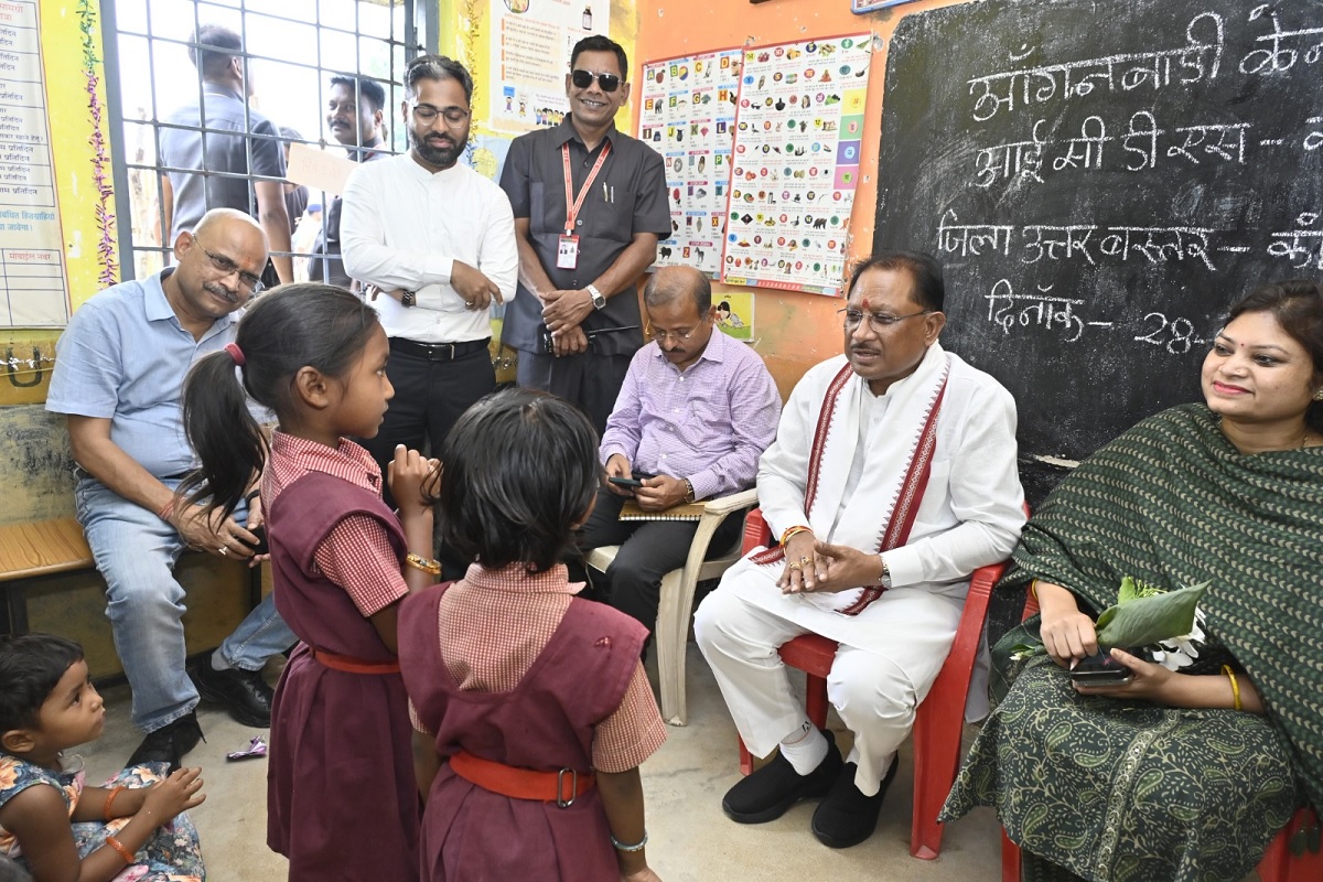 CG Hindi News: अचानक मांद आंगनबाड़ी पहुंचे सीएम साय, बच्चों ने भेंट किया फूलों से तैयार किया गया गुलदस्ता