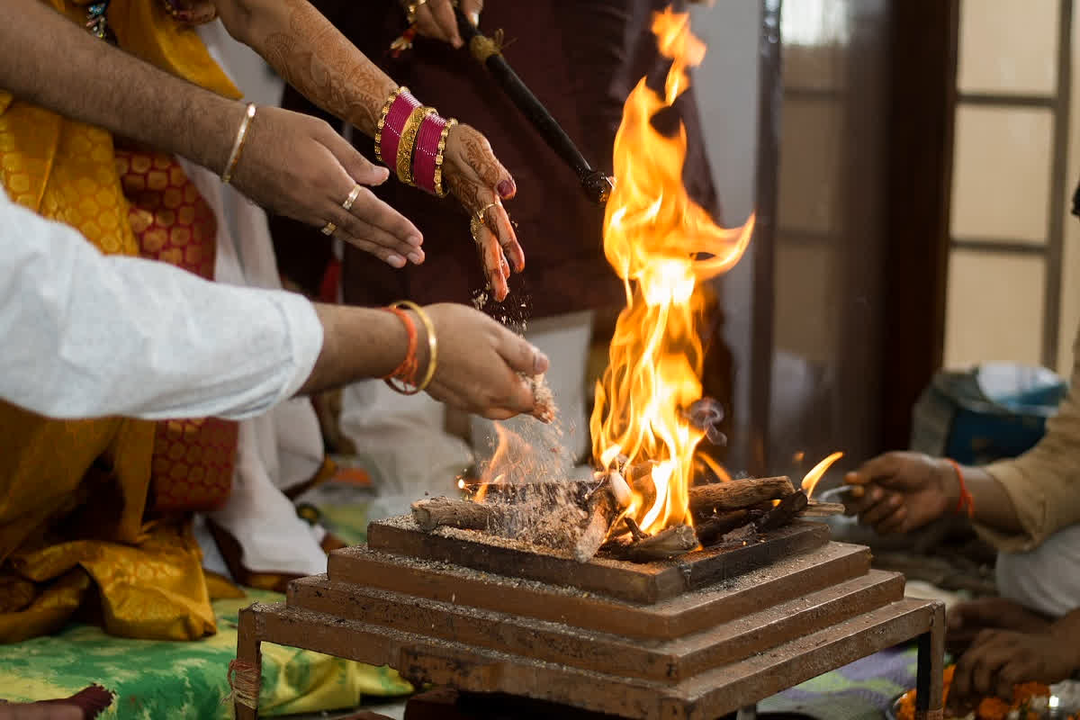 Mathura Muslim Family Converted: 50 साल के जाकिर बने जगदीश.. मुस्लिम परिवार के आठ सदस्यों ने अपनाया हिंदू धर्म, कहा- दबाव में आकर…