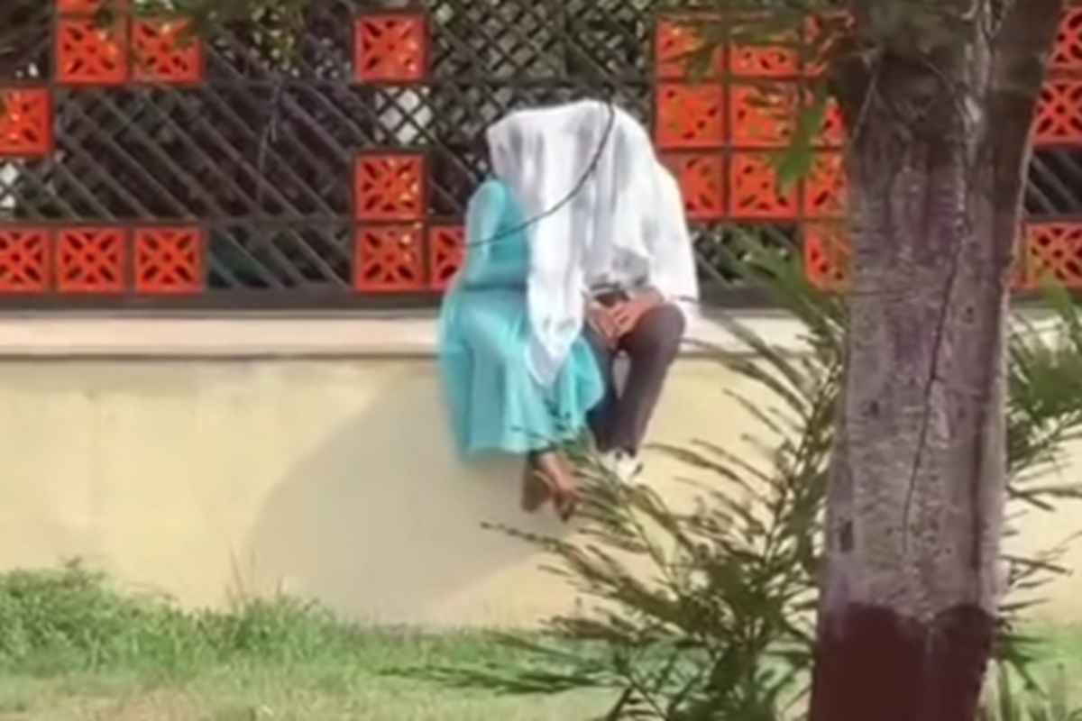 Couple Viral Video: बेशर्मी की हदें पार…गार्डन में खुलेआम ऐसी हरकत करते नजर आए कपल, वायरल हुआ वीडियो