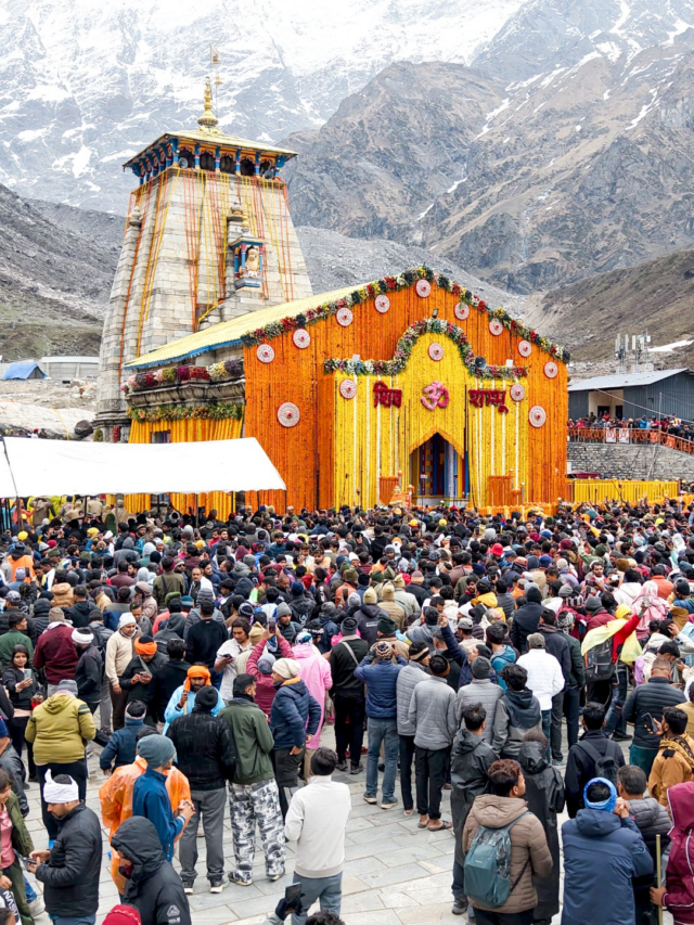 केदारनाथ धाम के कपाट 2 मई की सुबह 7 बजे श्रद्धालुओं के लिए खोले गए।कपाट खुलने के समय भारी संख्या में श्रद्धालु मंदिर के बाहर भोलेनाथ के दर्शन के लिए पहले से ही मौजूद थे।मंत्रोच्चारण और जयकारों के साथ मंदिर परिसर भक्तिमय माहौल से गूंज उठा।(Image credit-X Handle)