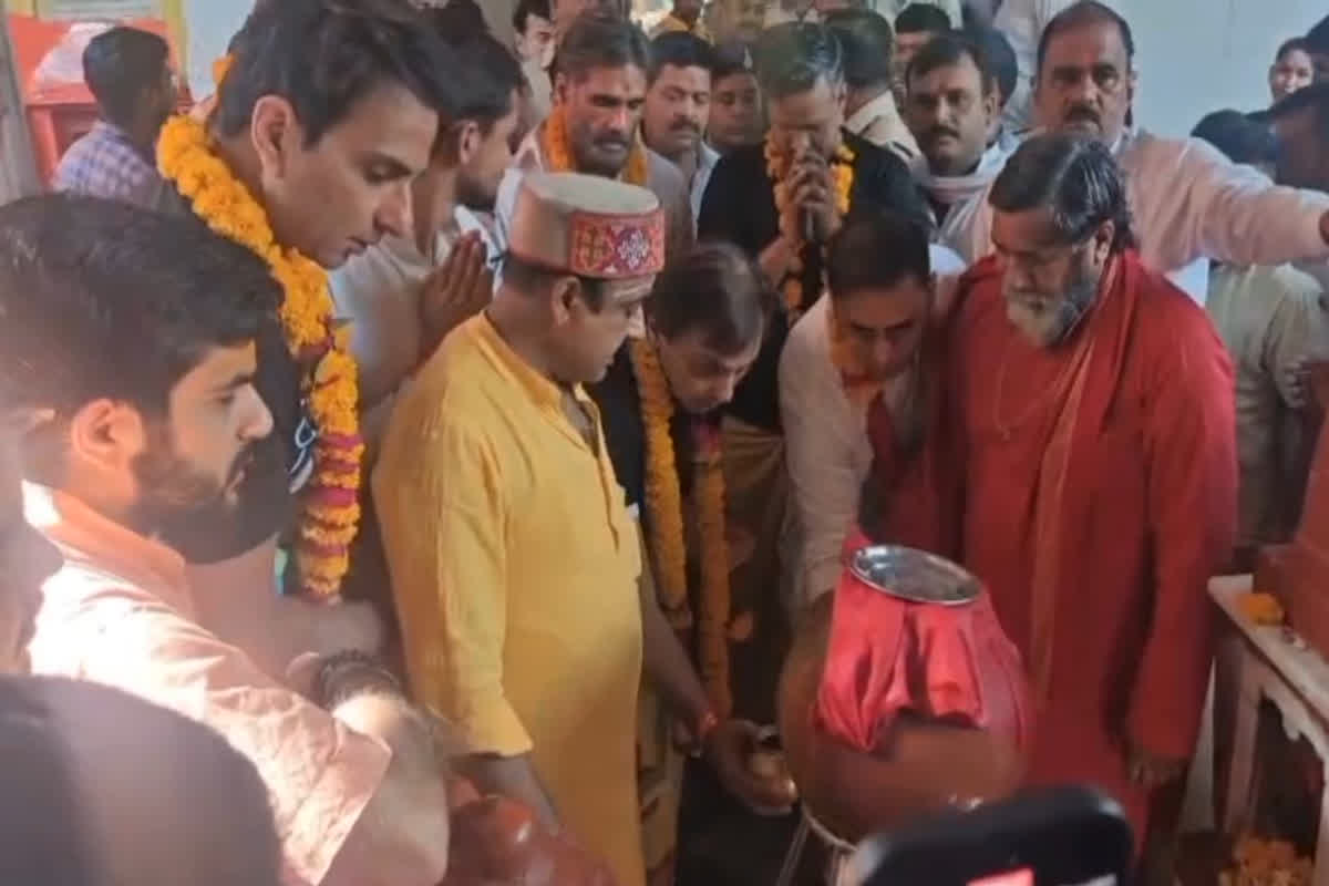 Suniel Shetty and Sonu Sood in Pitambara Mandir: मां पीतांबरा के दर्शन करने पहुंचे बॉलीवुड अभिनेता सुनील शेट्टी और सोनू सूद, वनखंडेश्वर महादेव में किया जलाभिषेक