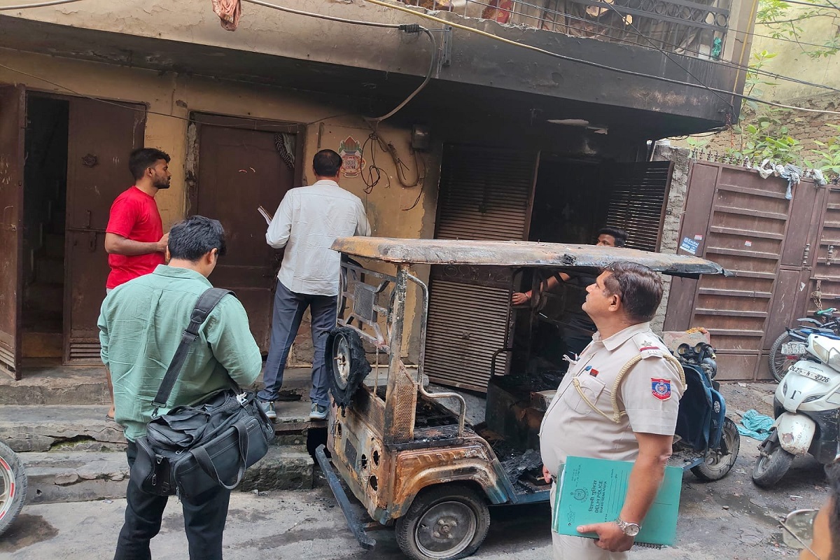 Delhi News: ई-रिक्शा में चार्जिंग के दौरान लगी आग, घर में सो रहे दो बच्चे समेत परिवार के 6 लोगों का दम घुटा