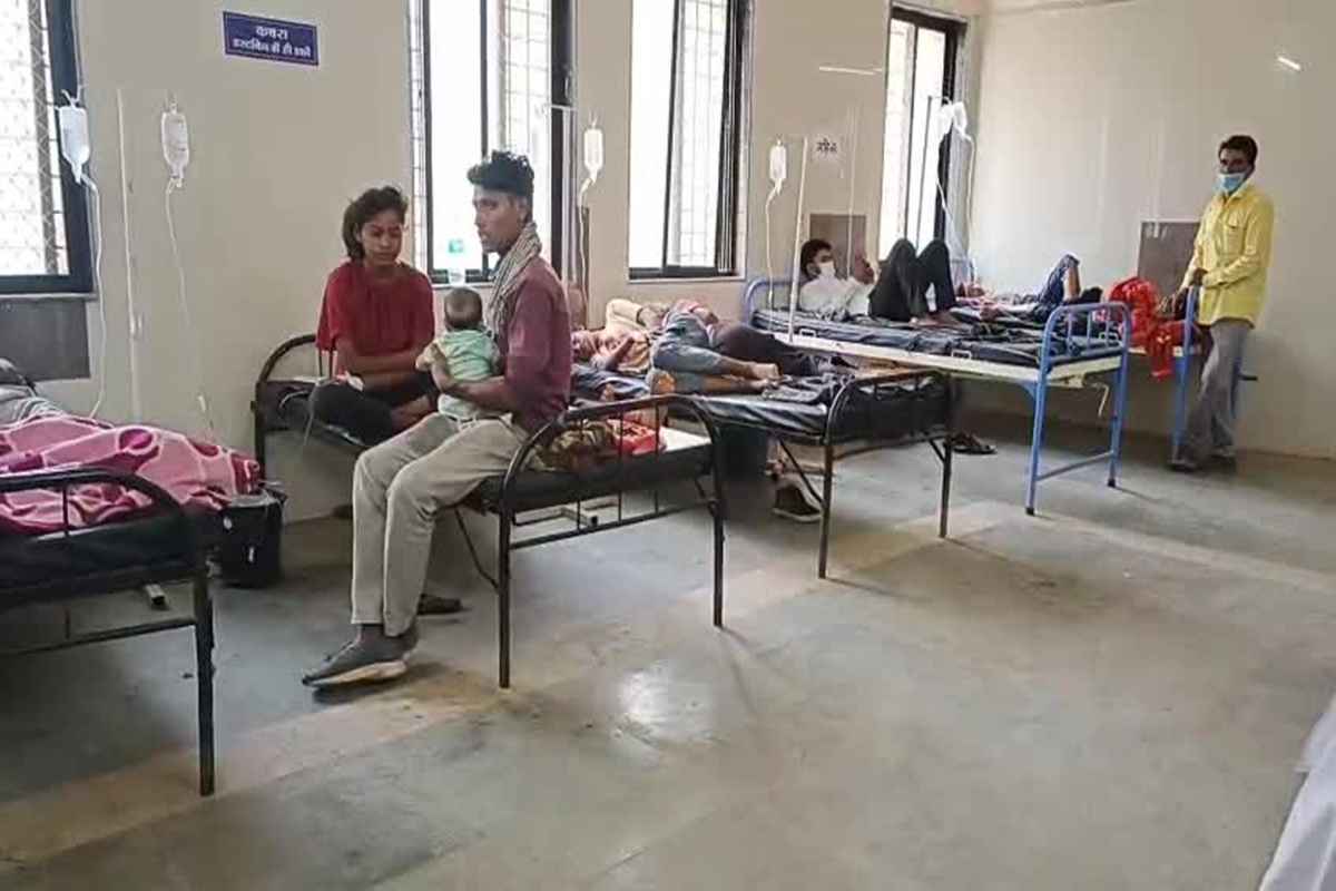 Dewas Food Poisoning: महंगा पड़ा पानीपुरी खाना, उल्टी-दस्त की शिकायत लेकर दर्जनों लोग पहुंचे अस्पताल