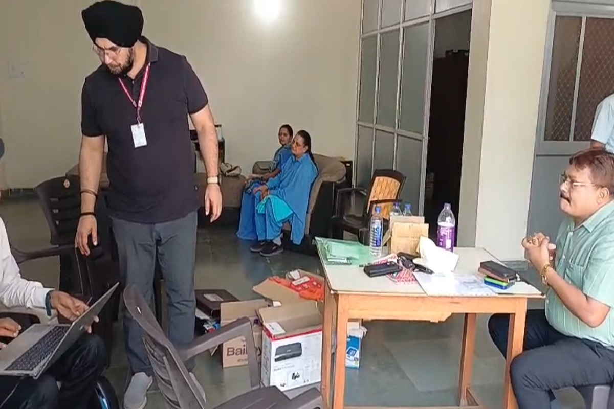 EOW Raid in Katni: बिजली कंपनी के असिस्टेंट इंजीनियर के ठिकानों पर EOW की रेड, टीम को मिली करोड़ों की संपत्ति