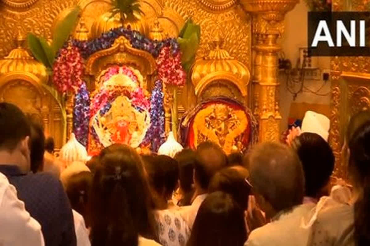 Siddhivinayak Mandir: भारत-पाकिस्तान तनाव के बीच सिद्धिविनायक मंदिर का बड़ा फैसला, मंदिर में नहीं चढ़ा पाएंगे नारियल, माला और प्रसाद, जानें क्यों