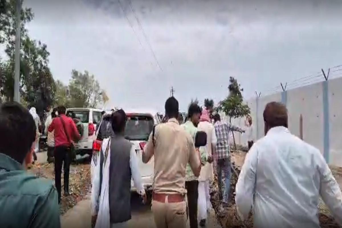 Bees Attack In Damoh: सांसद पर मधुमक्खियों का हमला! निरीक्षण छोड़ भागे नेता-अफसर, मची अफरा-तफरी, 25 से अधिक लोग घायल