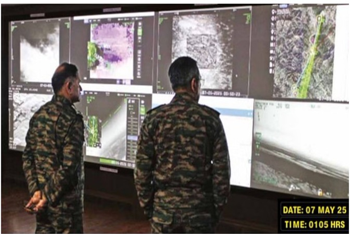 New pictures of Operation Sindoor: ऑपरेशन सिंदूर की नई तस्वीरें जारी, पाक पर हमले के दौरान कंट्रोल रूम में मौजूद थे तीनों सेनाध्यक्ष, सेना ने मिशन पर जारी की विशेष बुकलेट