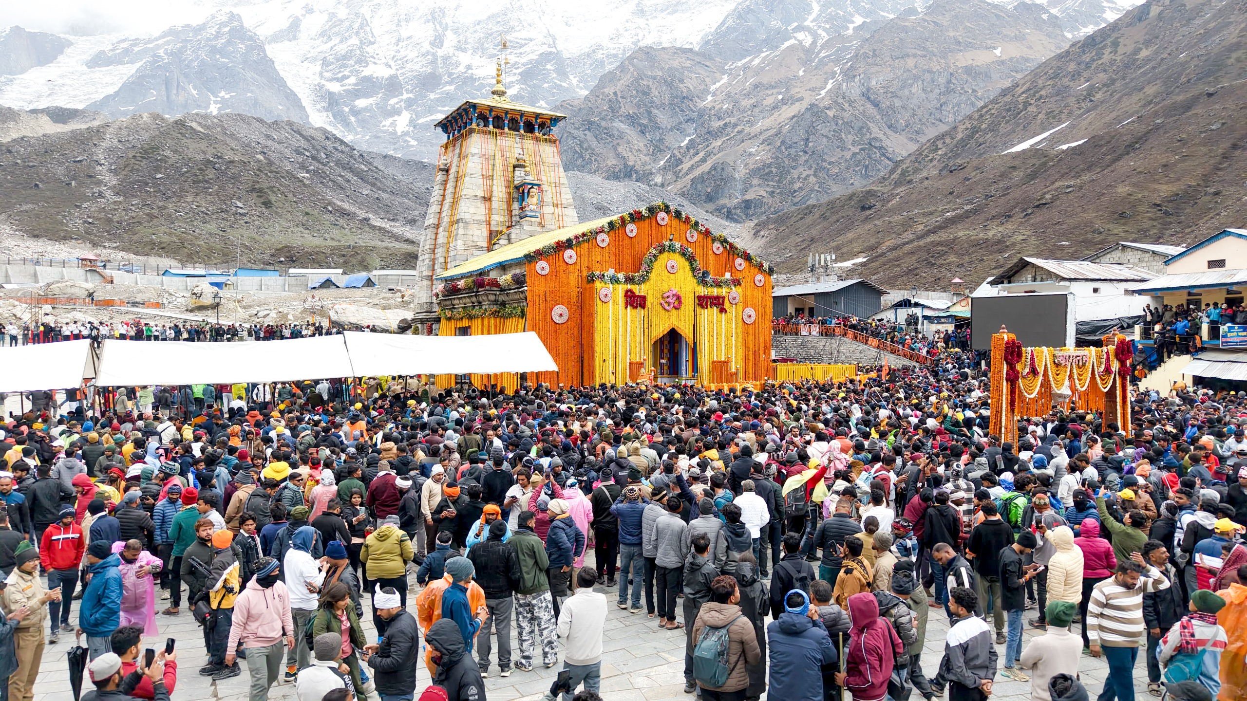 Kedarnath Dham: खुल गए बाबा केदारनाथ धाम के कपाट, मंदिर की मनमोहक तस्वीरें देखकर आप भी हो जाएंगे मंत्रमुग्ध