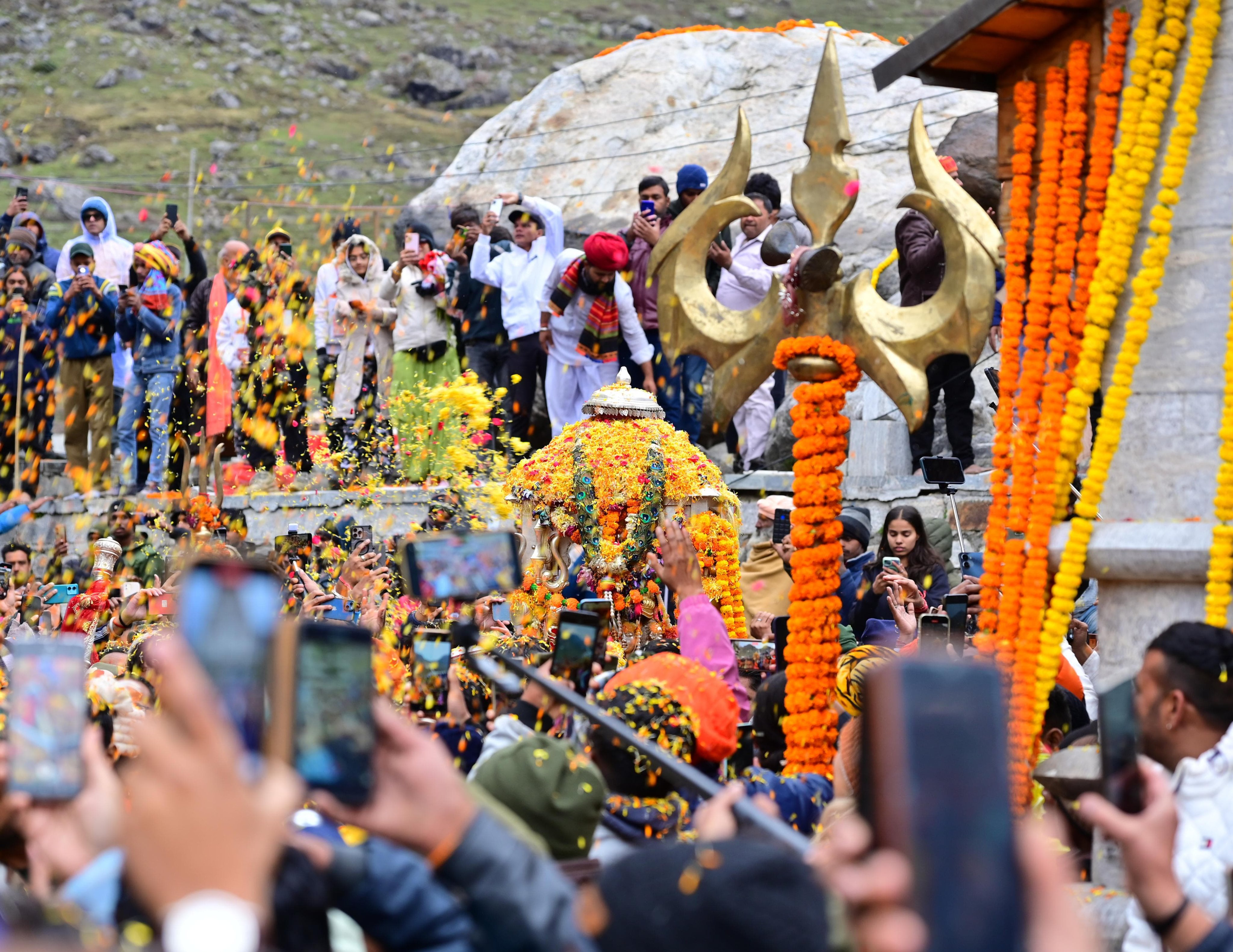 कपाट खोलने की प्रक्रिया धार्मिक परंपराओं और शास्त्रों के अनुसार विधिवत रूप से पूरी की गई।कपाट खुलने के बाद अगले छह महीने तक श्रद्धालु भोलेनाथ के दर्शन कर सकेंगे; अनुमान है कि 25 लाख से अधिक श्रद्धालु धाम में आएंगे।(Image credit-X Handle)