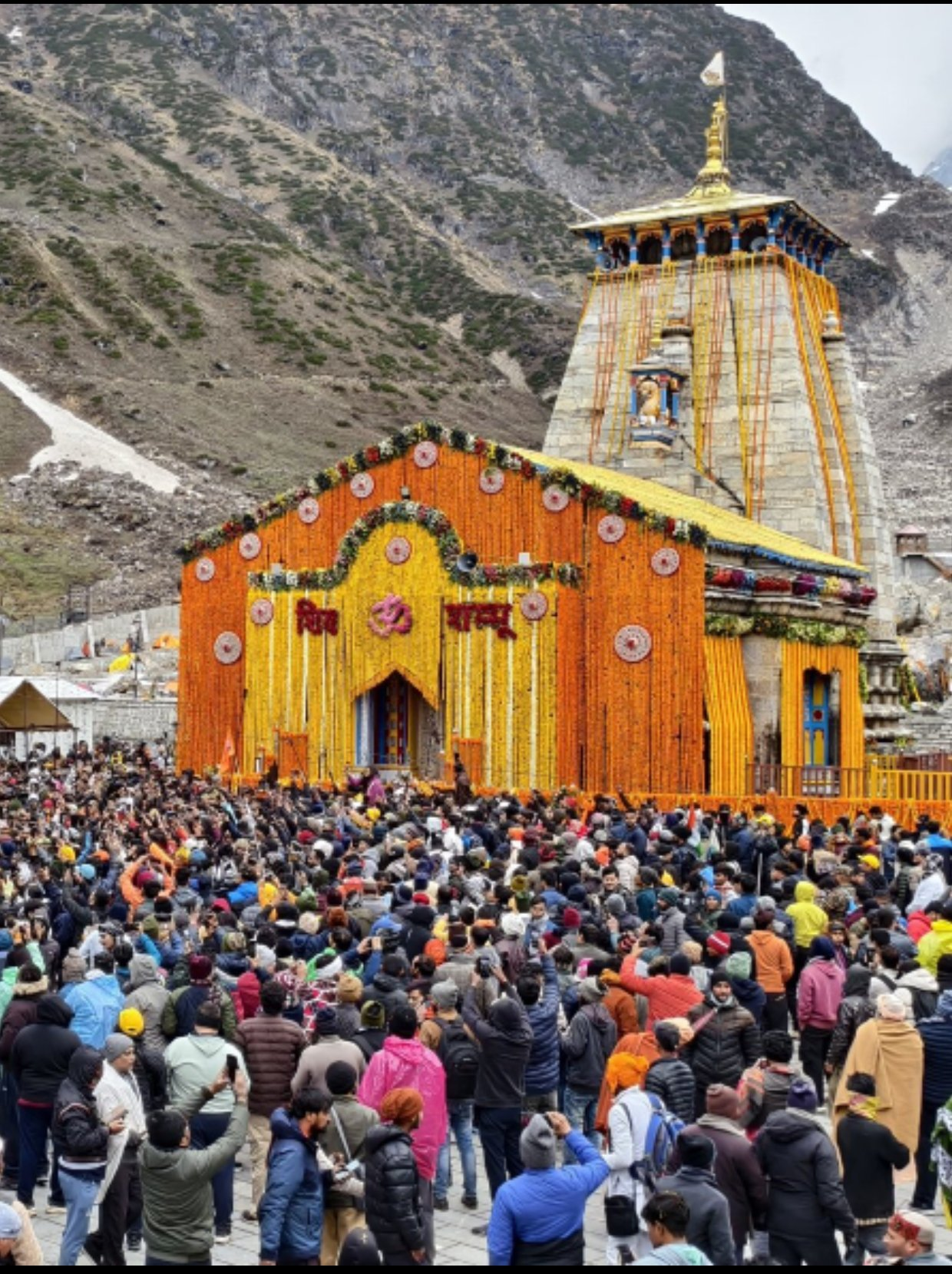 इस शुभ अवसर पर उत्तराखंड के मुख्यमंत्री पुष्कर सिंह धामी भी केदारनाथ धाम परिसर में उपस्थित थे।मंदिर को 108 क्विंटल फूलों से सजाया गया, जो ऋषिकेश और गुजरता से मंगवाए गए थे।(Image credit-X Handle)