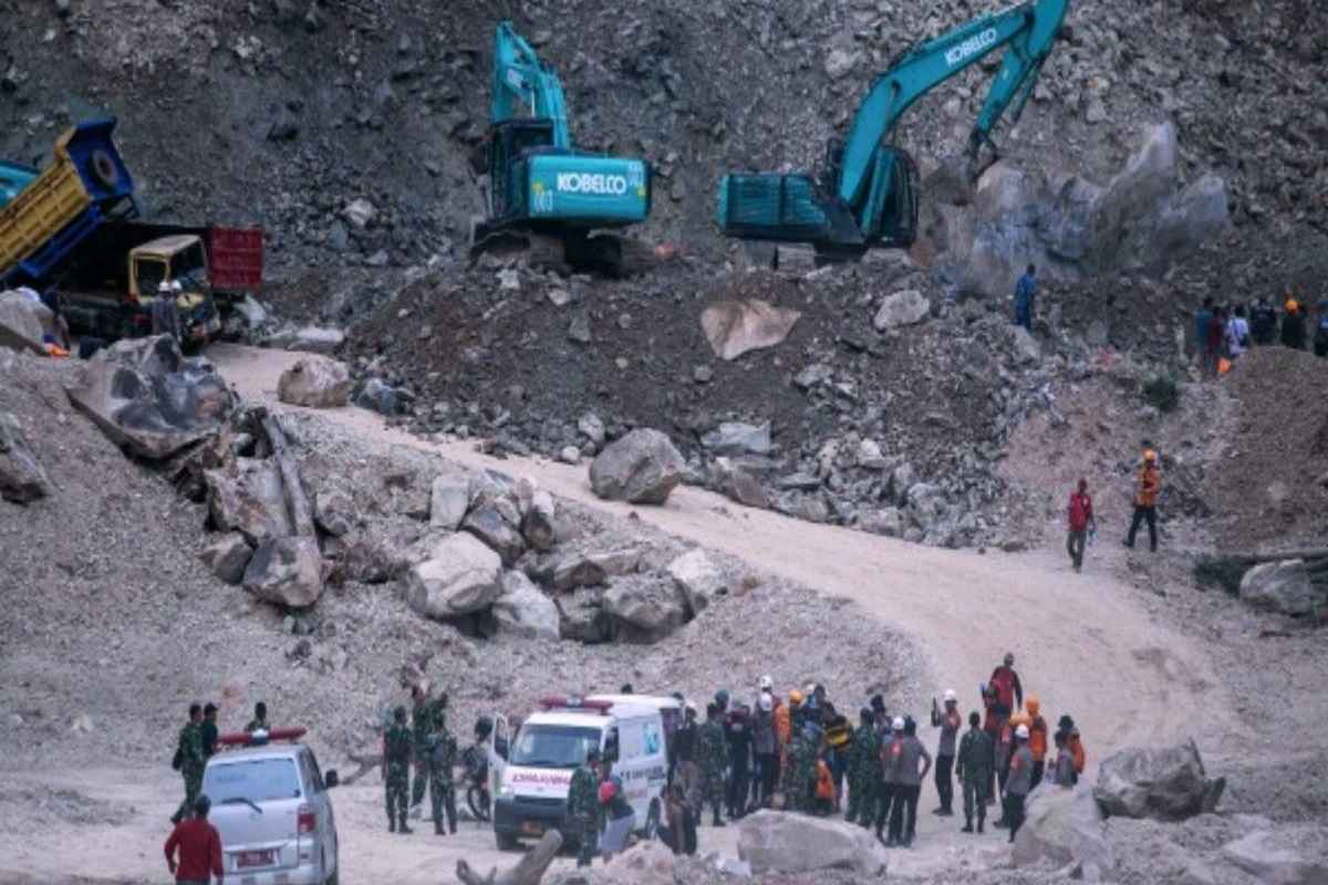 Indonesia Mine Collapse: देखते ही देखते धस गई खदान.. चपेट में आने से 14 लोगों की मौत, कई लोगों के मलबे में फंसे होने की आशंका