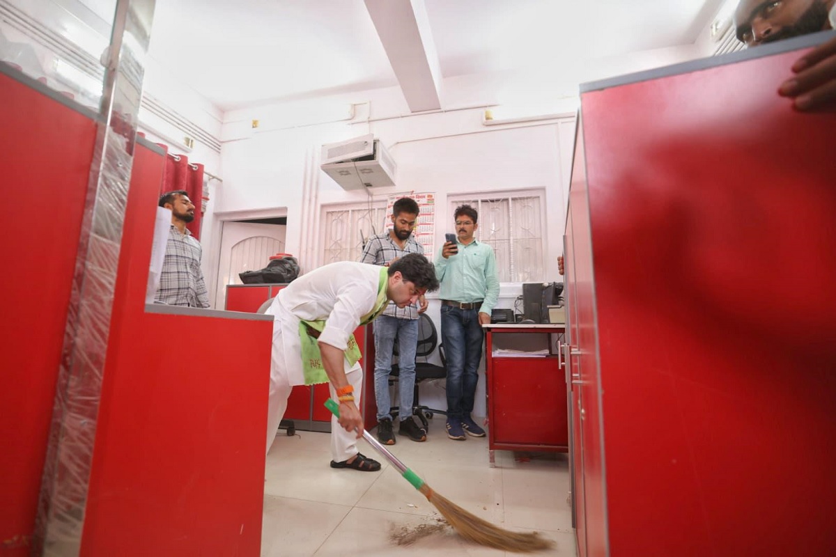 Jyotiraditya Scindia Viral Video: केंद्रीय मंत्री ज्योतिरादित्य सिंधिया ने पोस्ट ऑफिस में लगाई झाड़ू, अधिकारियों को दिए गंभीर निर्देश, देखें वायरल वीडियो