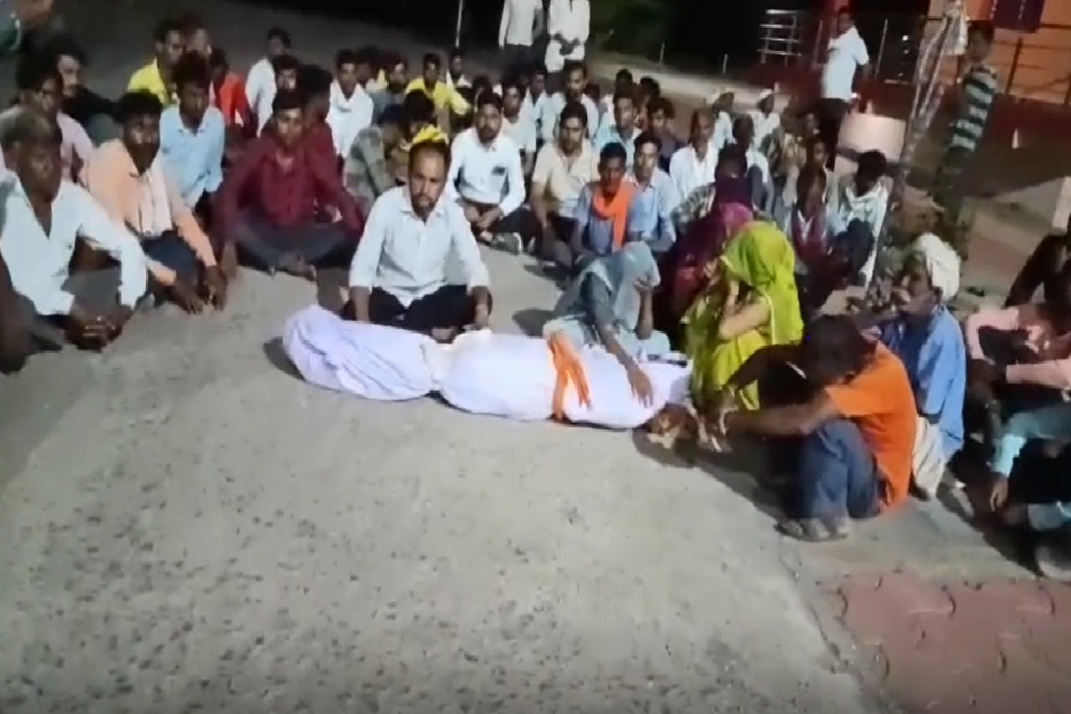 Khargone News: करंट लगने से हुई बिजली कर्मचारी की मौत, परिजनों ने थाने और हाइवे पर किया प्रदर्शन, अधिकारियों पर लगाए गंभीर आरोप