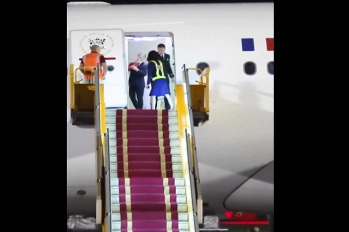 France president macron video viral : फ्रांस के राष्ट्रपति इमैनुएल मैक्रों को फ्लाइट में धक्का देती नजर आईं उनकी पत्नी, वीडियो वायरल
