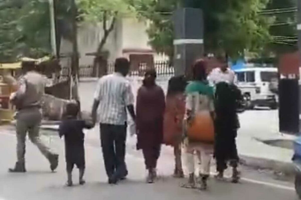 Mami Ran away Bhanja: 6 बच्चों को छोड़कर भांजे के साथ फरार हुई शहजादी / Image Source: Screengrab