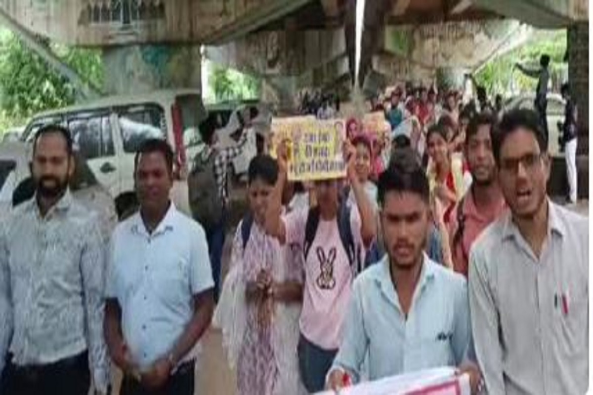 CG teacher recruitment: छत्तीसगढ़ प्रशिक्षित डीएड-बीएड संघ के बेरोजगारों का प्रदर्शन, शिक्षक भर्ती की मांग को लेकर उग्र आंदोलन की चेतावनी दी