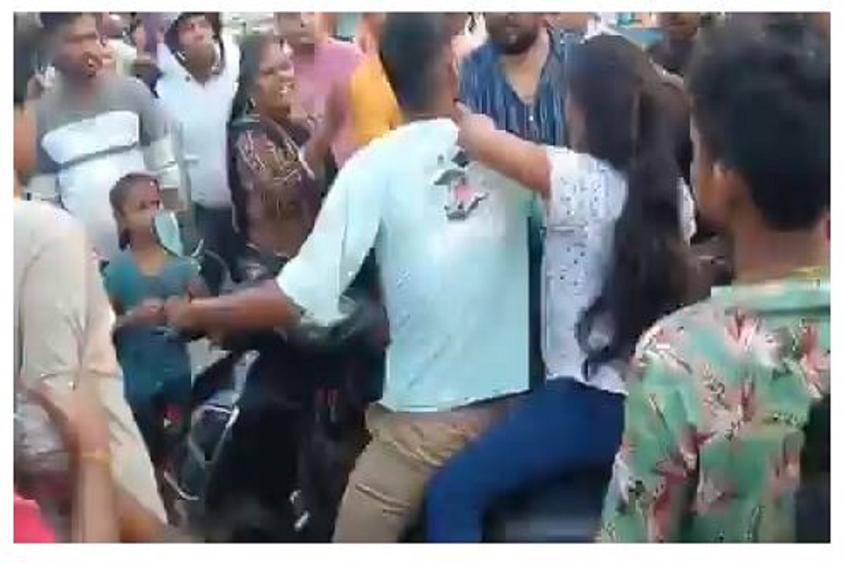 Video: मजनू की मां बनी खलनायिका, बेटे को माशूका के साथ देख हुई आग बबूला, दोनों की बीच चौराहे कर दी पिटाई