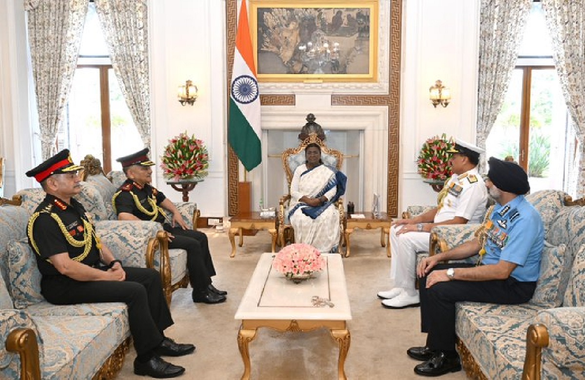 Operation Sindoor: राष्ट्रपति द्रौपदी मुर्मू से मिले CDS और तीनों सेना के प्रमुख, ऑपरेशन सिंदूर की दी जानकारी