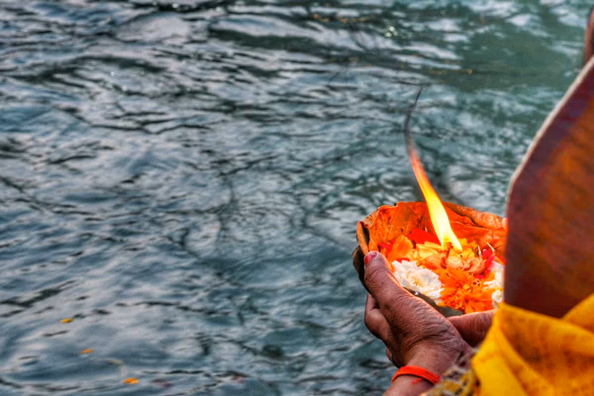 Vaishakh Purnima 2025: कल मनाई जाएगी वैशाख पूर्णिमा, जानिए क्या है पूजा का शुभ मुहूर्त और विधि