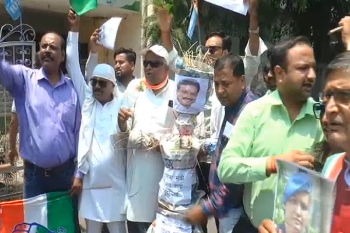 Vijay Shah Controversy: मंत्री विजय शाह के विवादित बयान पर कांग्रेस का प्रदर्शन, बंगले के बाहर नेम प्लेट पर पोती गई कालिख, एफआईआर की तैयारी