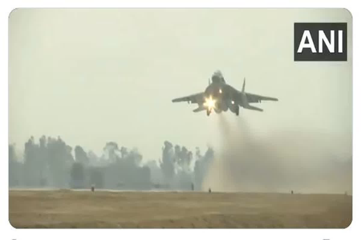 पाकिस्तान को मिट्टी में मिलाने की तैयारी! एयरफोर्स ने किया गंगा एक्सप्रेसवे पर विमानों को उतारने-उड़ाने का अभ्यास