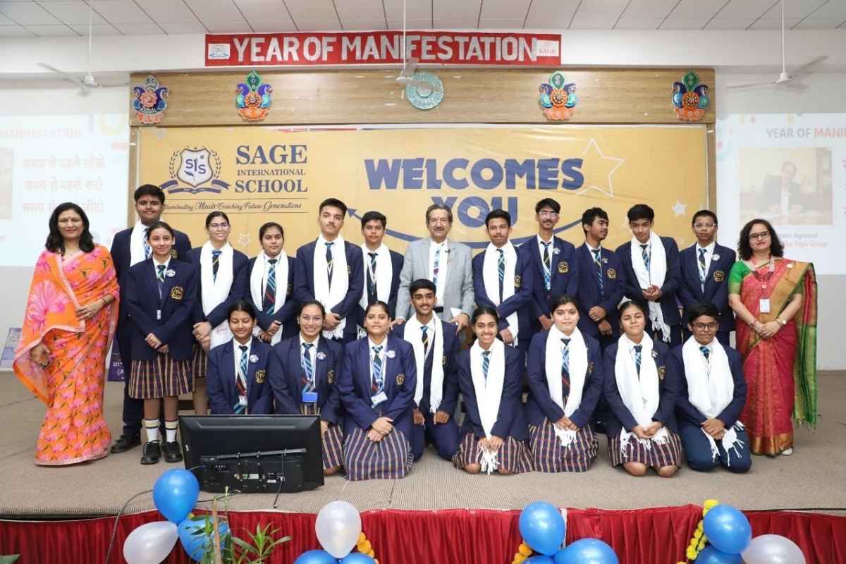 Sage International School 10th-12th Toppers: सेज इंटरनेशनल स्कूल ने 10वीं-12वीं बोर्ड के टॉपर्स को किया सम्मानित, 1,00,000 रुपए प्रोत्साहन राशि देकर बढ़ाया हौसला