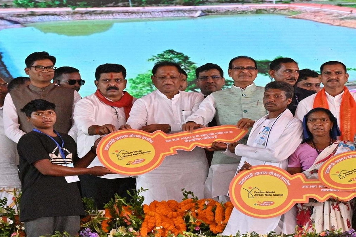 Pradhan Mantri Awas Yojana: केंद्रीय मंत्री शिवराज सिंह चौहान ने 51 हजार प्रधानमंत्री आवास योजना के हितग्राहियों का कराया गृह प्रवेश, पैर पखार कर सौंपी खुशियों की चाबी