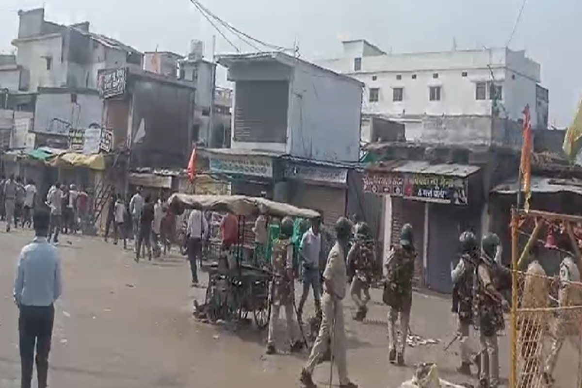 Seoni Double Murder Case: डबल मर्डर से इलाके में फैली सनसनी, आक्रोशित लोगों ने चक्का जाम कर शराब दुकान में लगाई आग