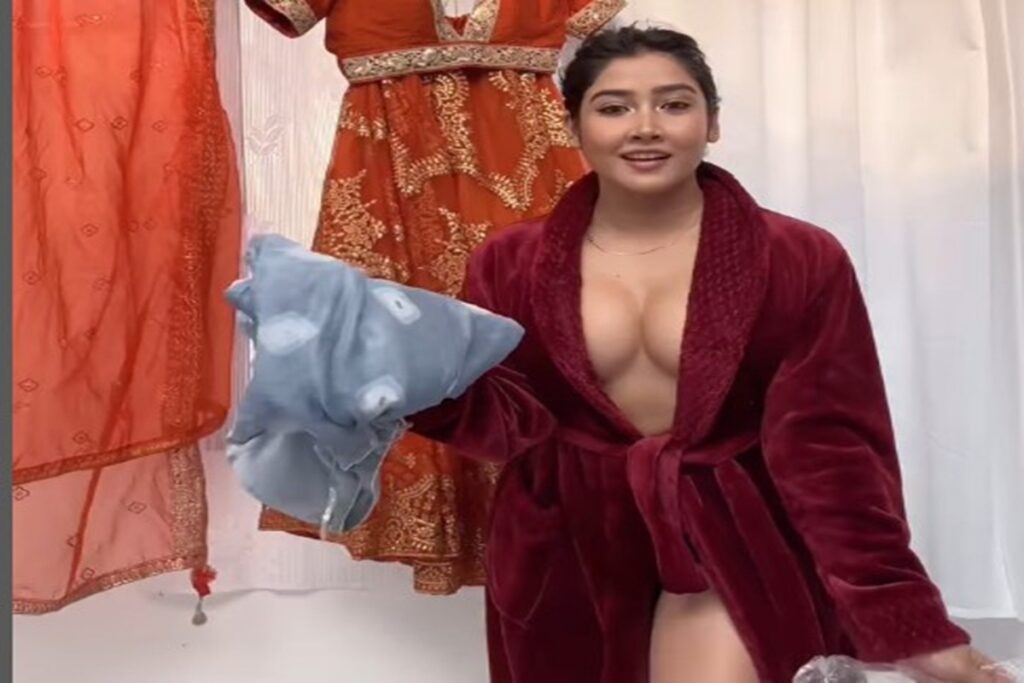 Sofia Ansari flaunted cleavage in pictures and sexy video, image source: sofia9__official instagram