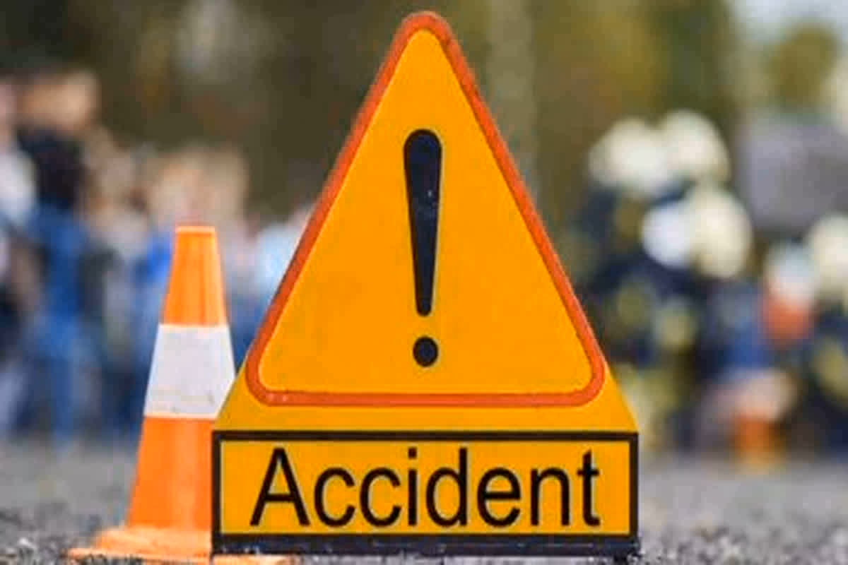 Road Accident: तेज रफ्तार लॉरी ने कार को मारी जबरदस्त टक्कर, एक ही परिवार के तीन लोगों की मौत, मची अफरातफरी