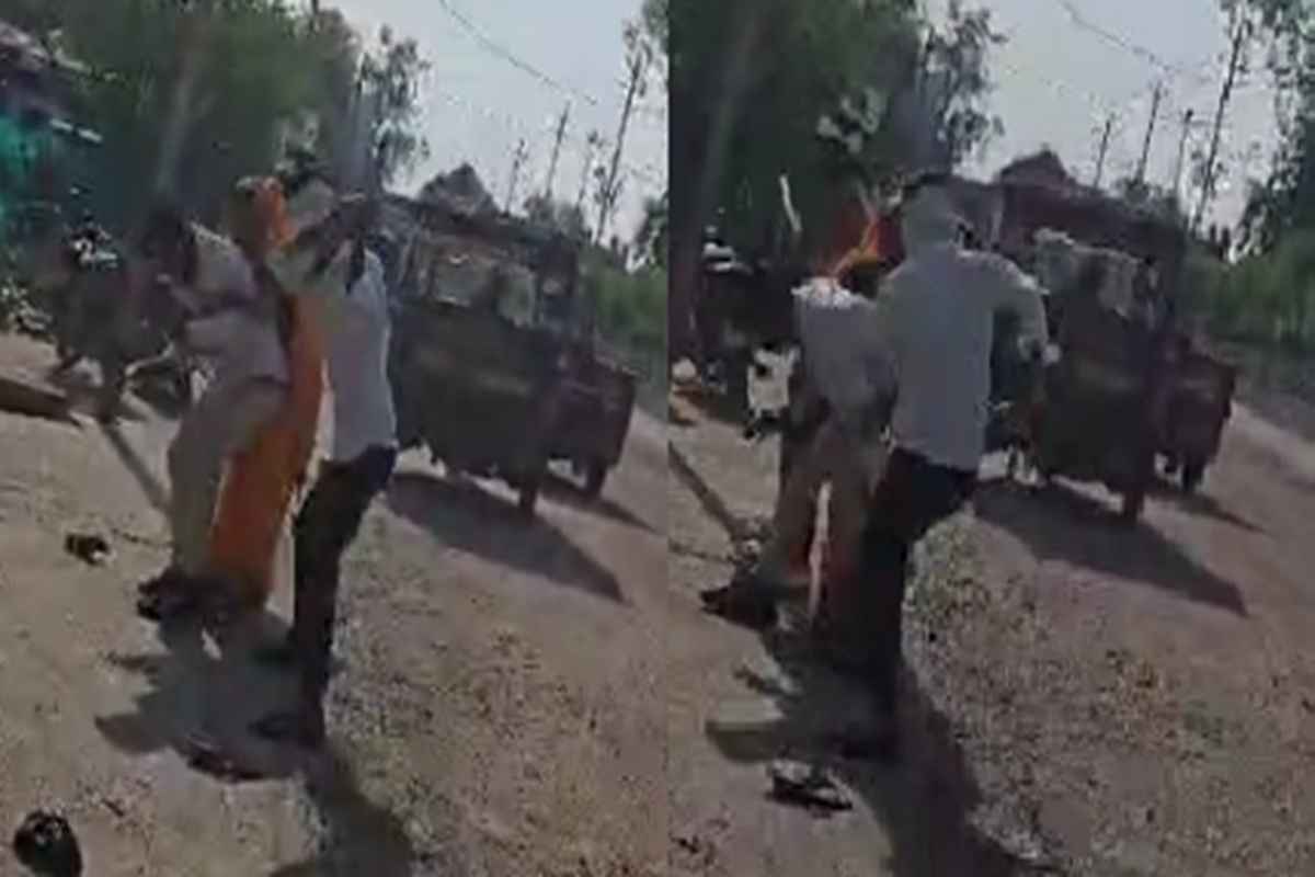 Tikamgarh Viral Video: दिनदहाड़े पति-पत्नी पर हमला, बीच सड़क पर बदमाशों ने कर दी लाठी डंडों से पिटाई, घटना का वीडियो आया सामने