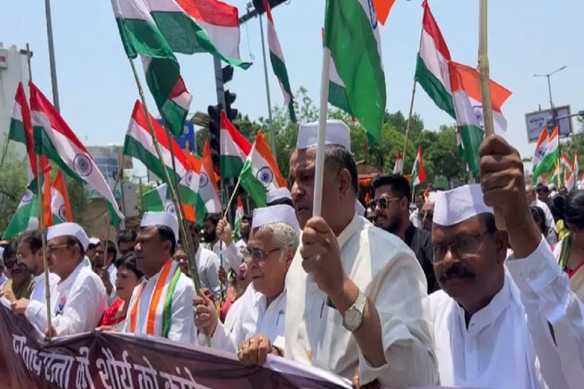 Congress tiranga yatra: कांग्रेस ने रायपुर में निकाली ‘जय हिंद तिरंगा यात्रा’, भूपेश बघेल और टीएस सिंहदेव की गैर हाजिरी पर उठे सवाल